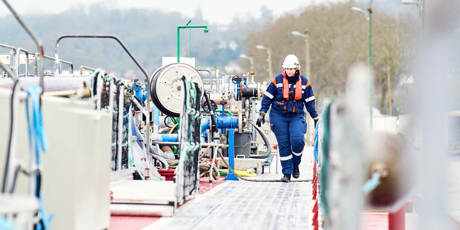Devenir timonière : le témoignage d’Athénaïs Tesson, navigatrice fluviale chez CFT